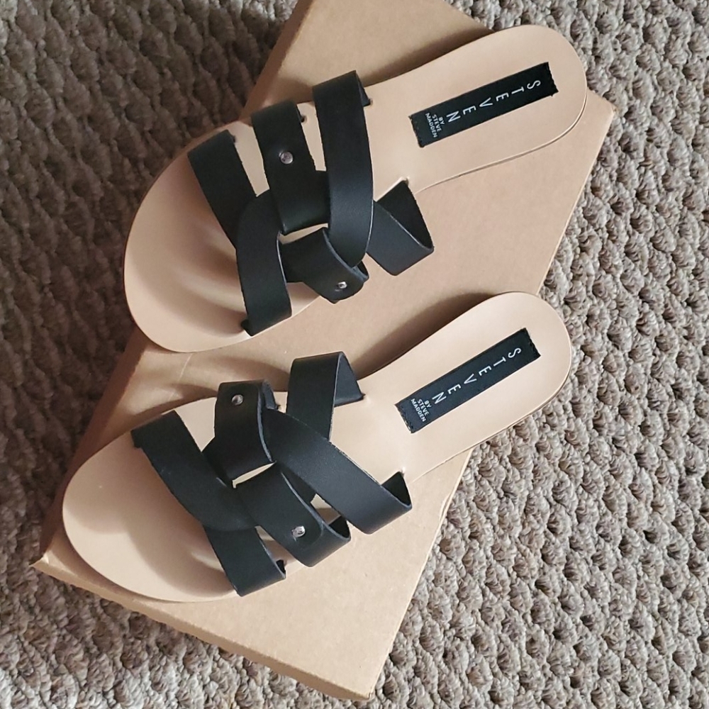 Flat sandals